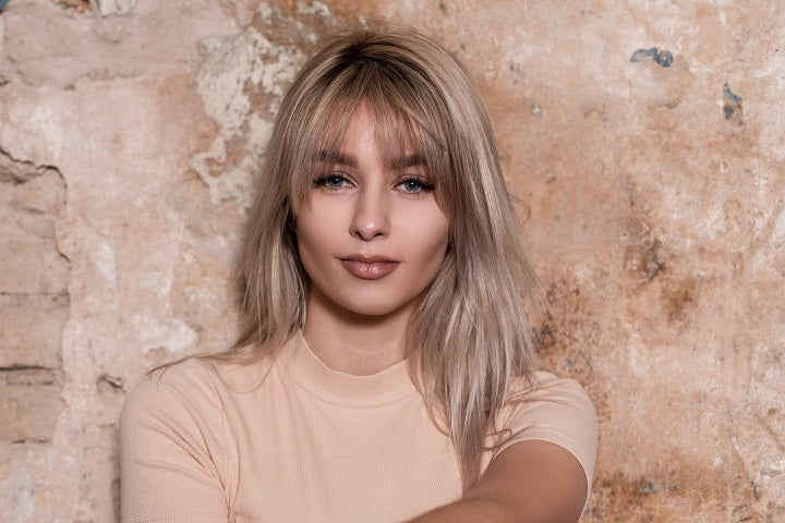 Jak wygląda fryzura hush cut u młodej dziewczyny blondynki