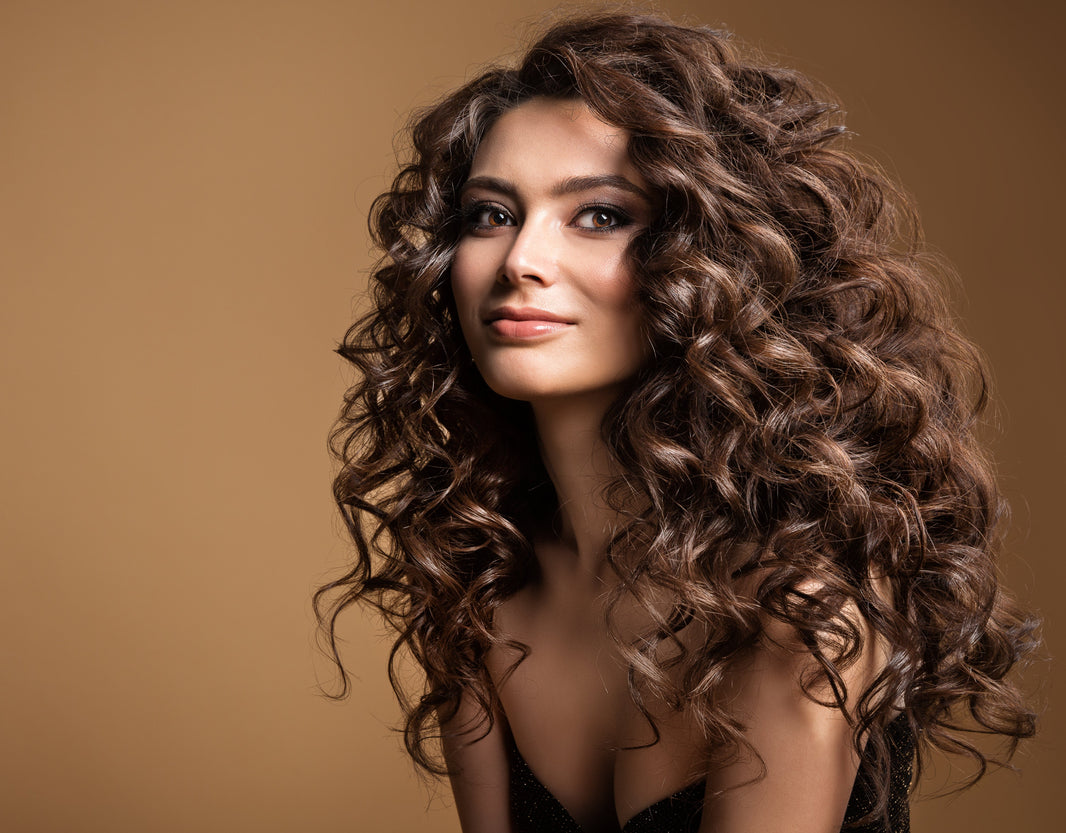 kobieta z kręconymi włosami curly girl method