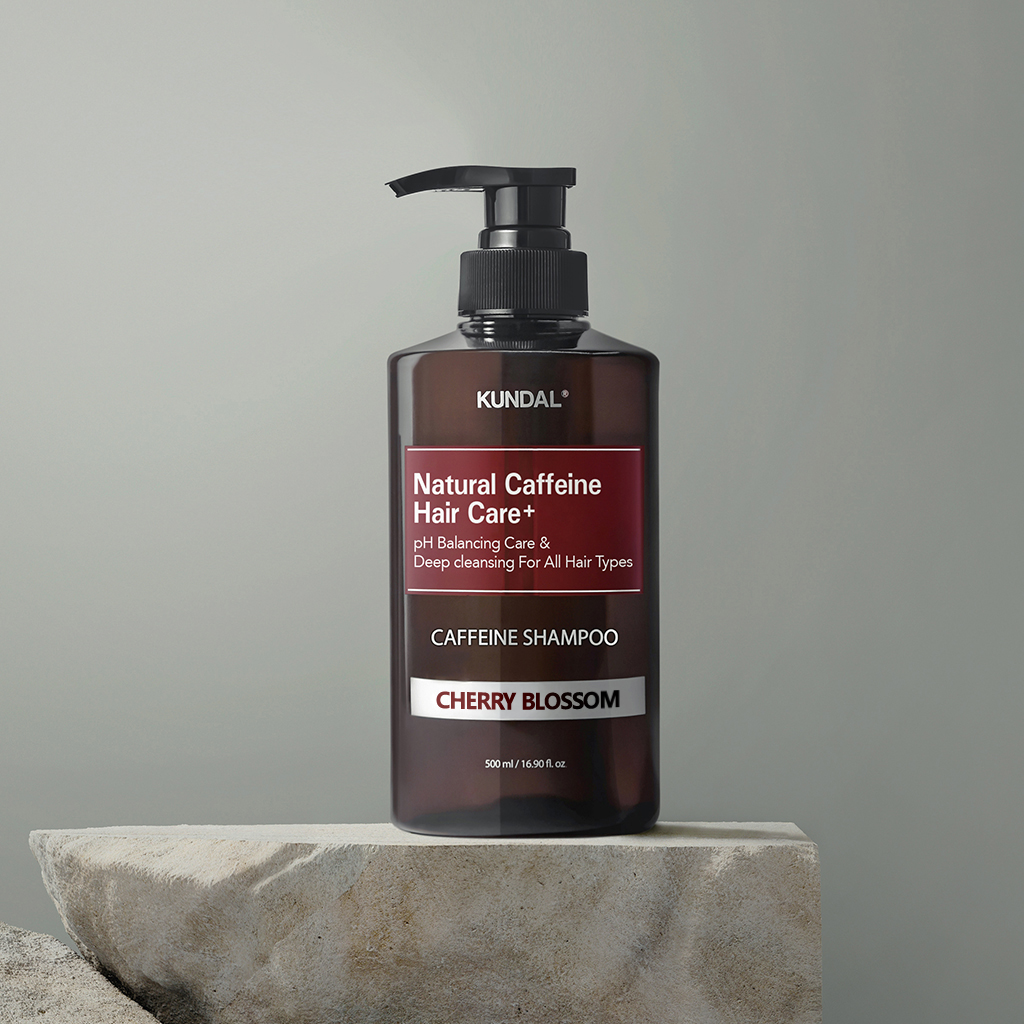 KUNDAL NATURAL CAFFEINE HAIR CARE+ Oczyszczający szampon do włosów ze skłonnością do wypadania, Cherry Blossom 500 ml #3