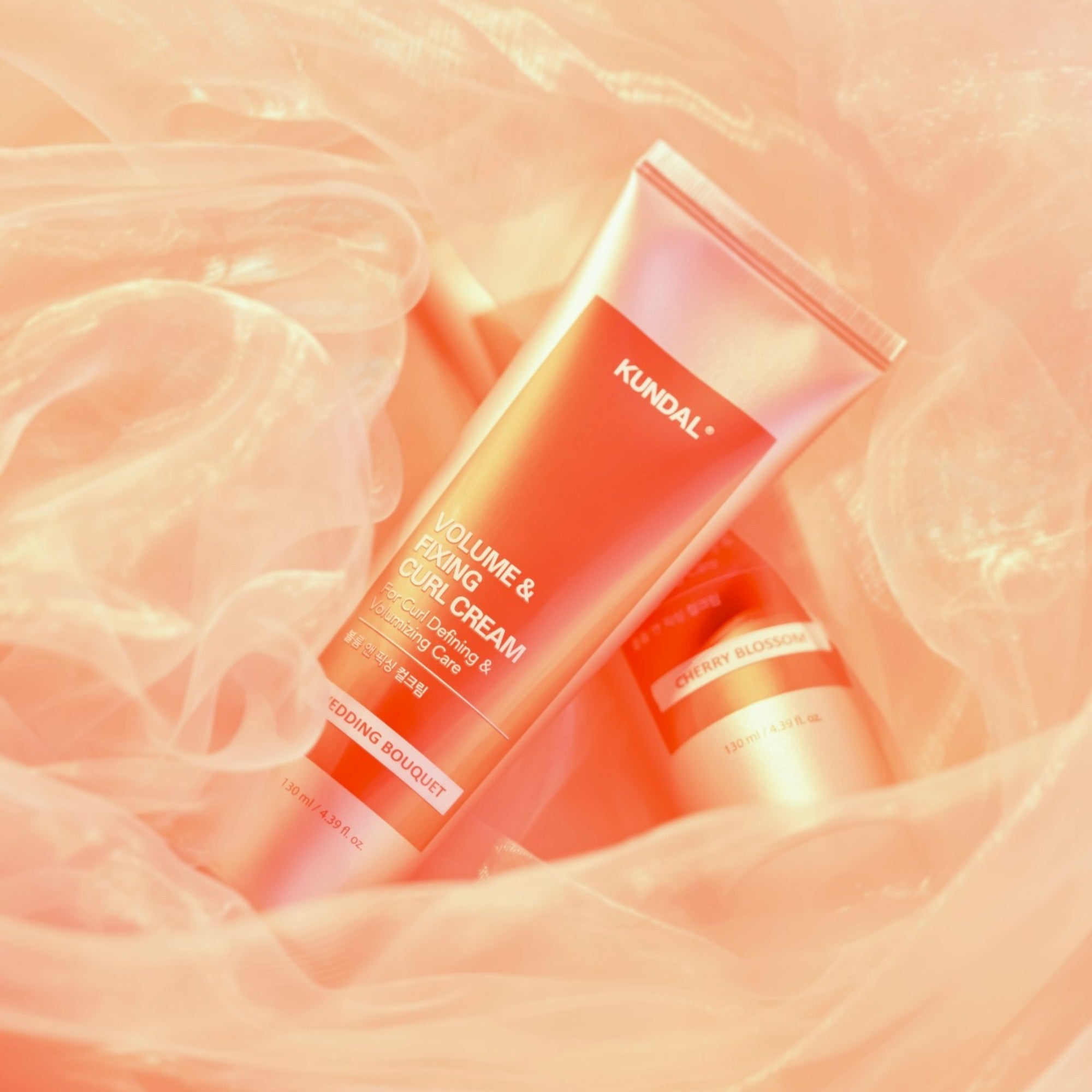 KUNDAL VOLUME & FIXING CURL CREAM Krem zwiększający objętość i podkreślający skręt loków Weddling Bouget 130 ml #5